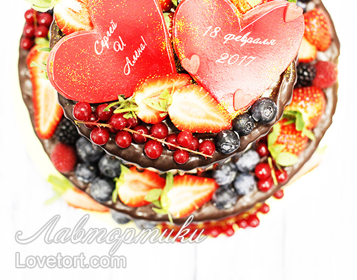 Двухъярусный торт с ягодами Фото
