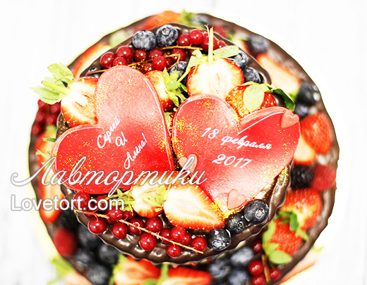Двухъярусный торт украшенный ягодами