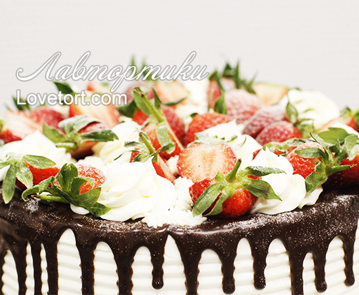 Торт с подтеками и ягодами фото