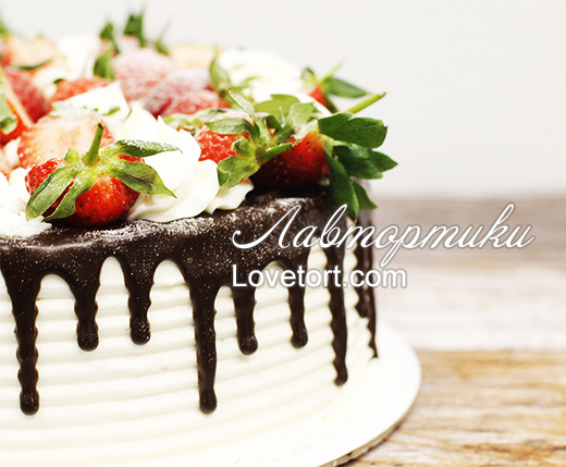 Торт с шоколадными подтеками и ягодами