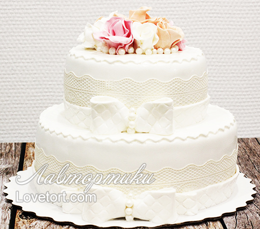 Украшаем свадебный торт цветами