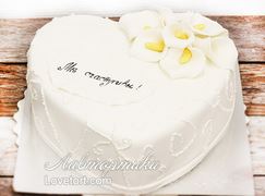 торт с белыми цветами