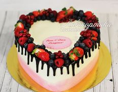 торт в виде сердца с ягодами