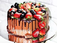 шоколадный торт с ягодами
