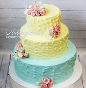 трехъярусный торт с цветами